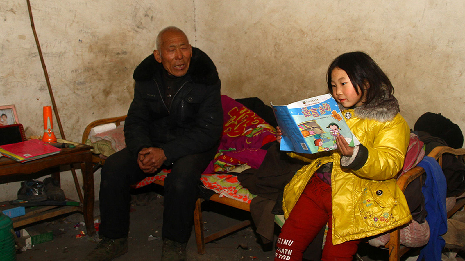 Before dinner, Yutong practiced reading aloud to her grandpa. Illiterate, just like Grandma, Grandpa is always an enthusiastic audience.